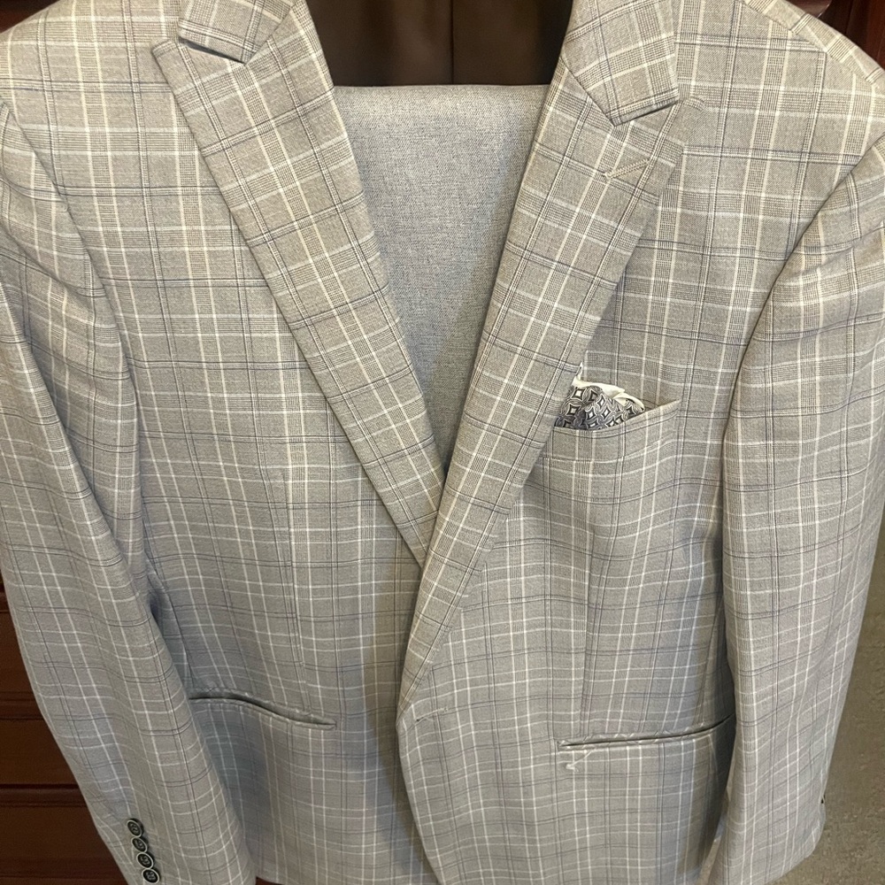 New Tazio men’s sports coat 40R never worn with pocket square. A great look!